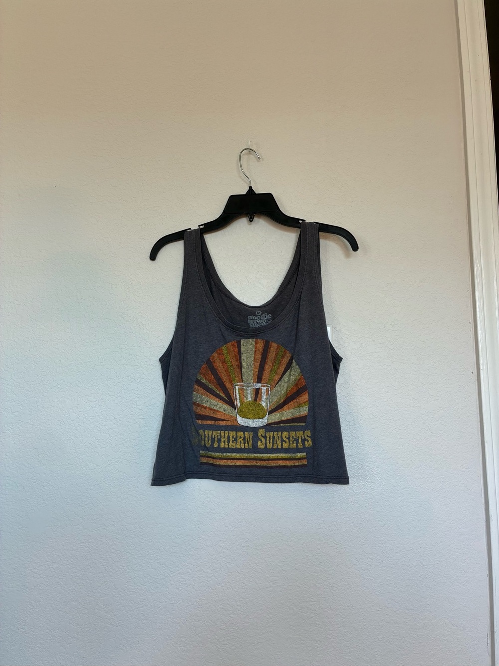 Goodie Two Sleeves Southern Sunsets Graphic Tank Top Gray Size Medium